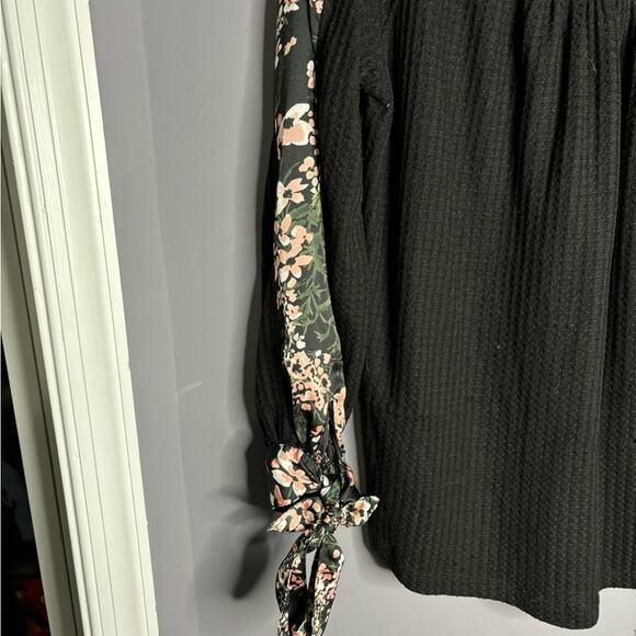 Kori Black Waffle Knit Top With Floral Print Sleeves Round Neck Size Small - Picture 6 of 7